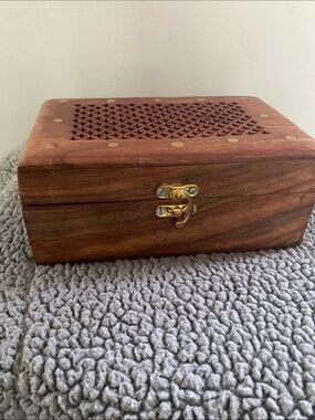 Traditional Indian Jaali lattice trinket box w/ inlaid brass detail hook closure